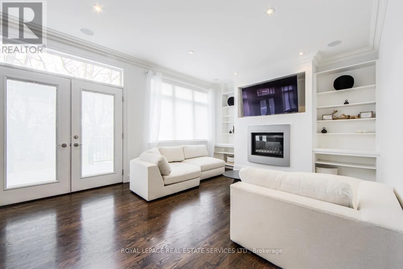 21A ROYCREST AVENUE