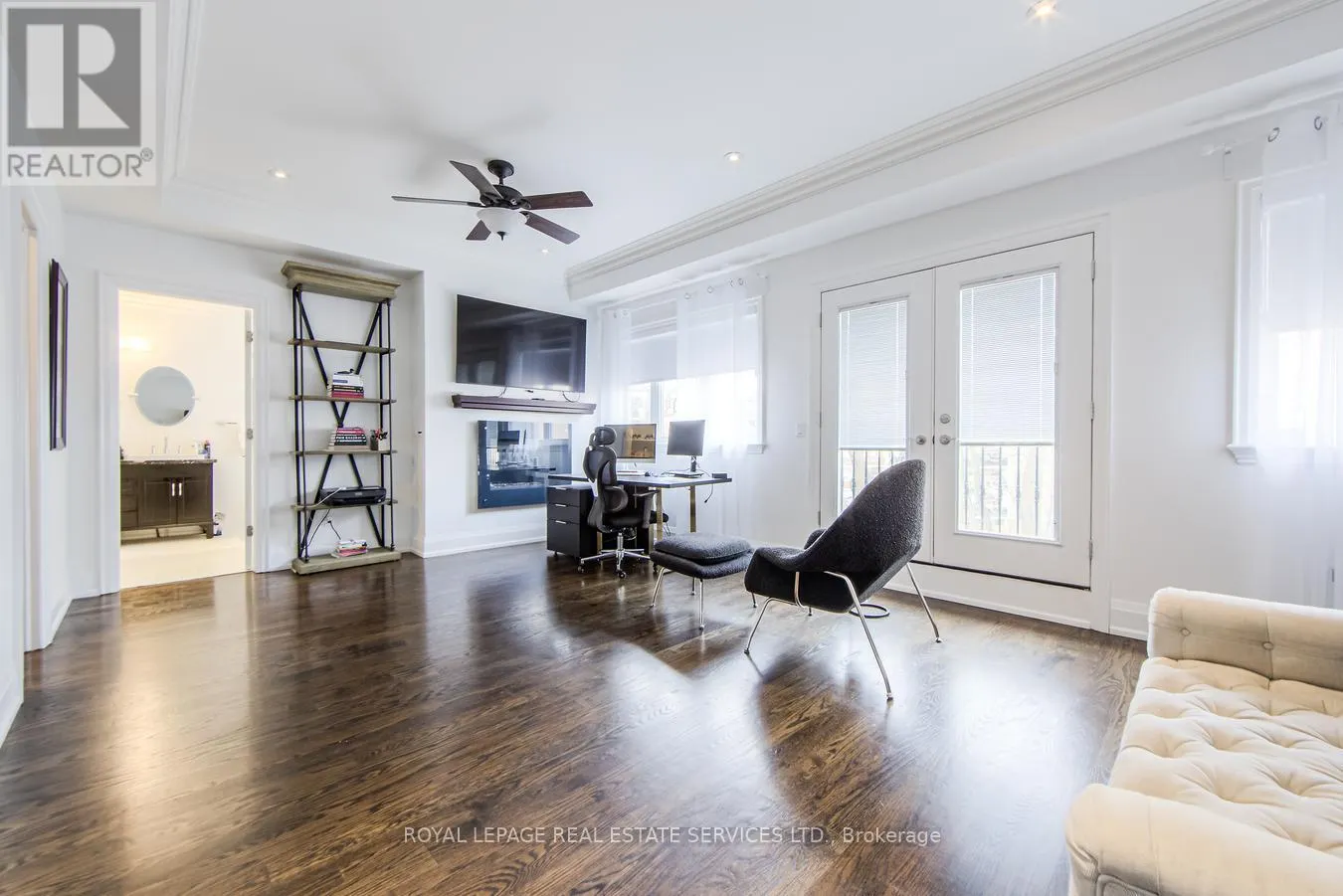 21A ROYCREST AVENUE