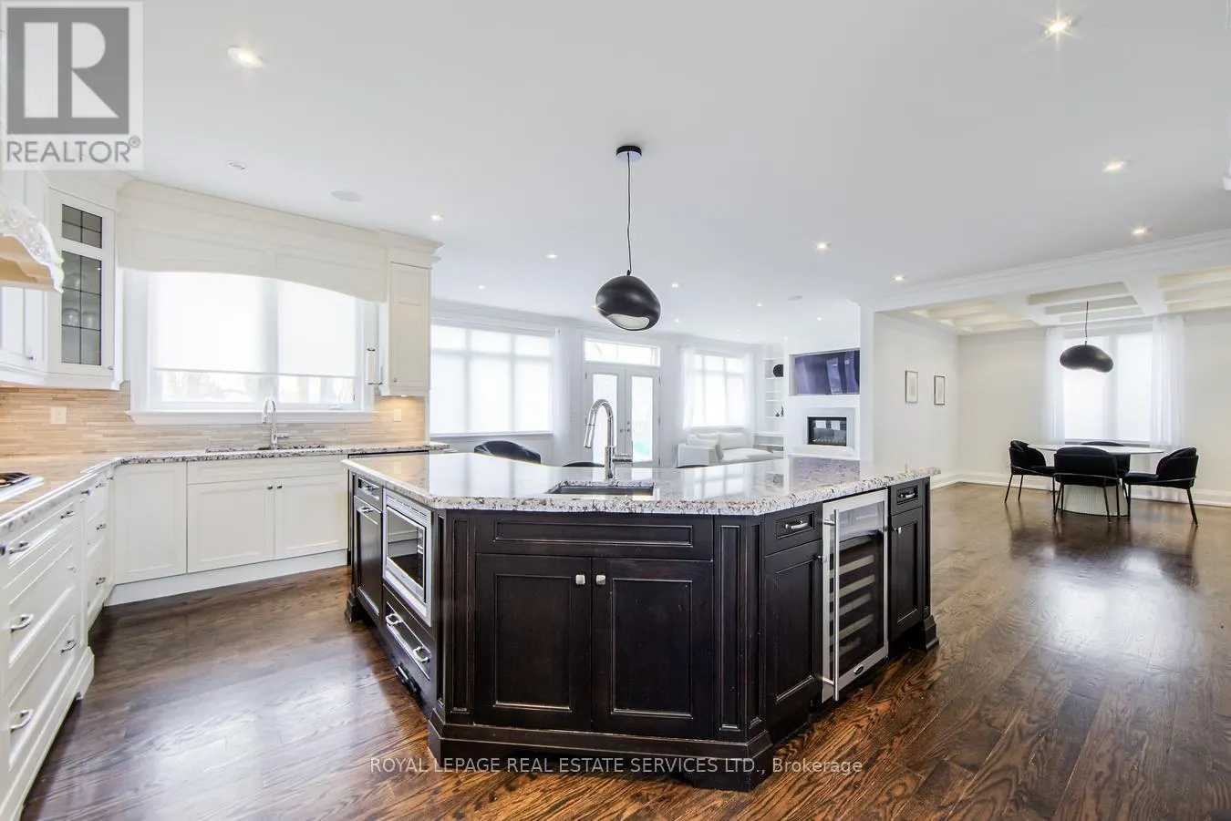 21A ROYCREST AVENUE
