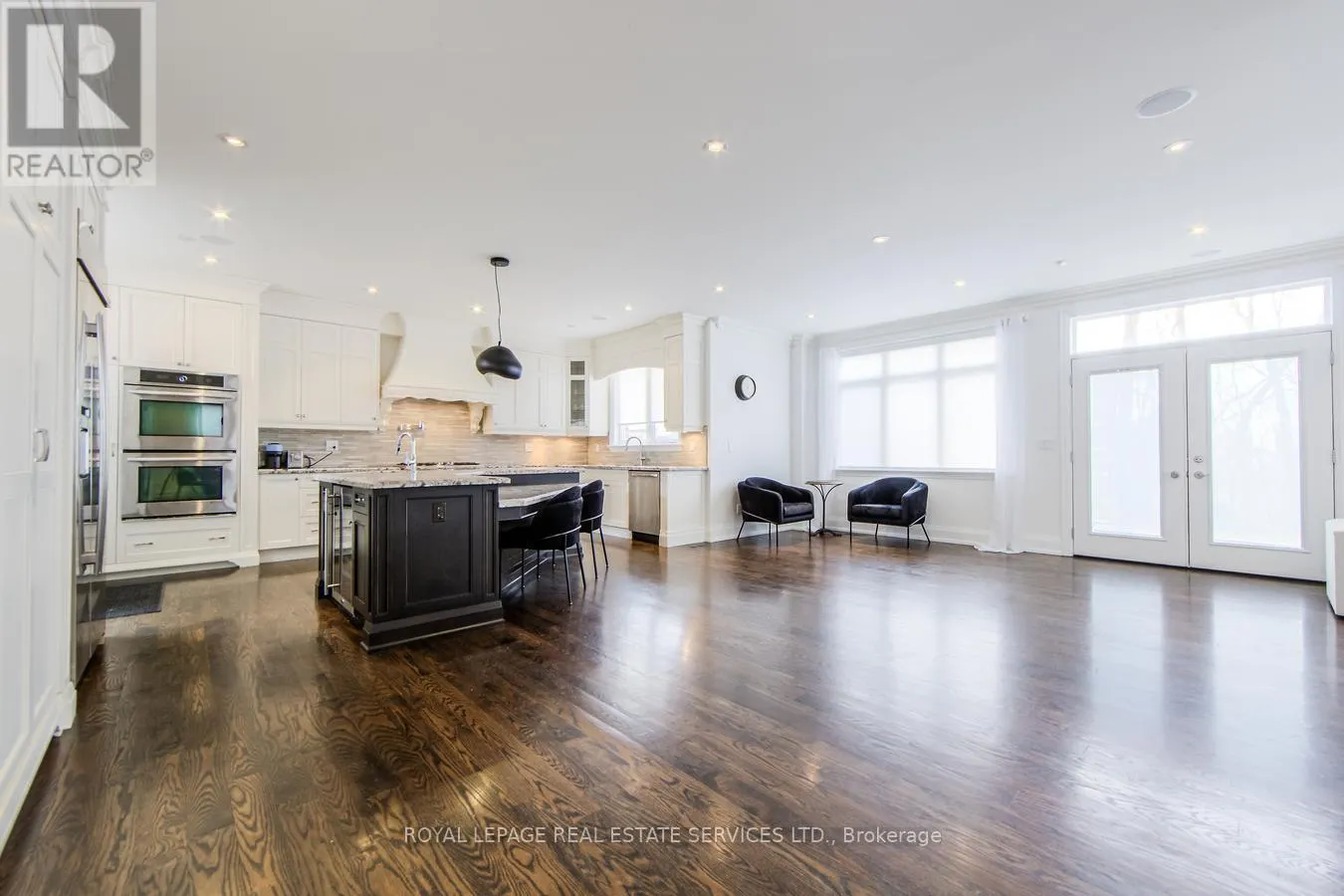 21A ROYCREST AVENUE