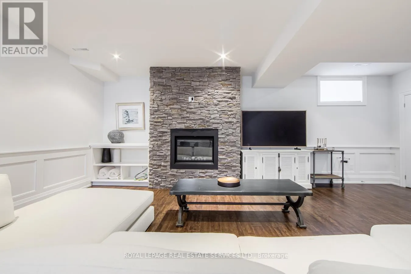 21A ROYCREST AVENUE