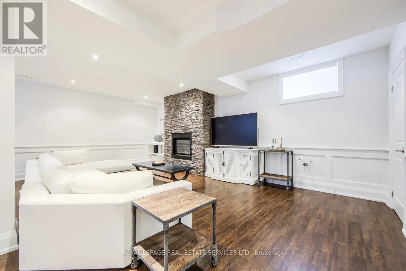 21A ROYCREST AVENUE