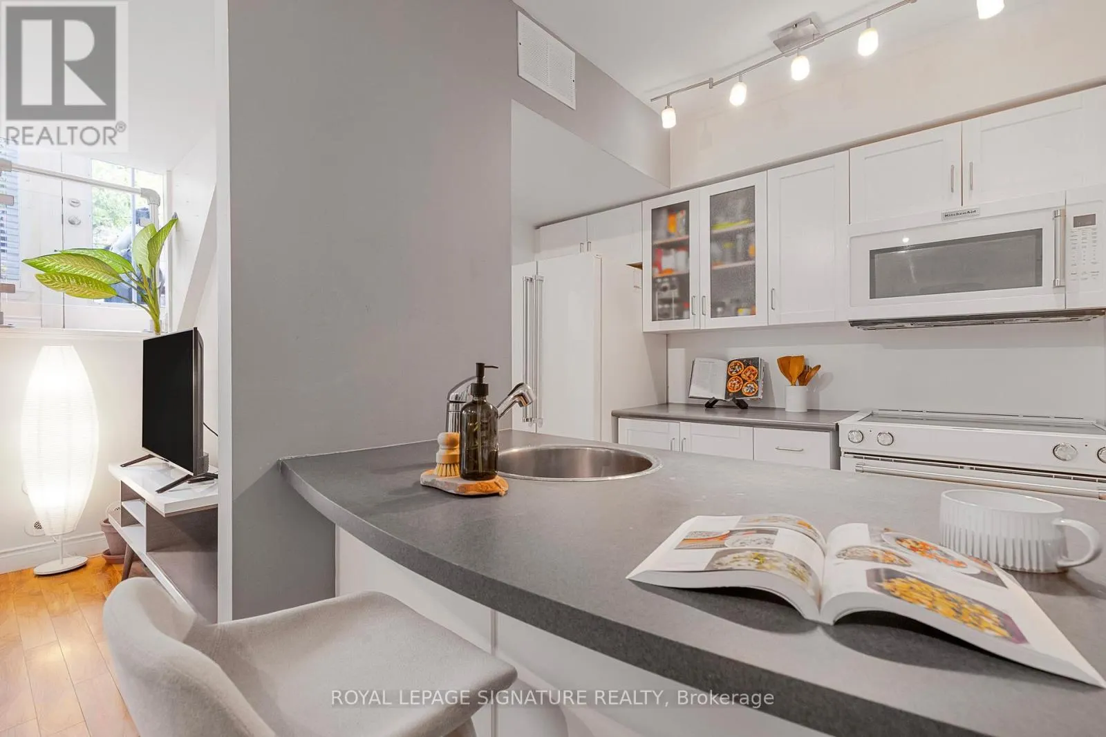 812 - 46 WESTERN BATTERY ROAD