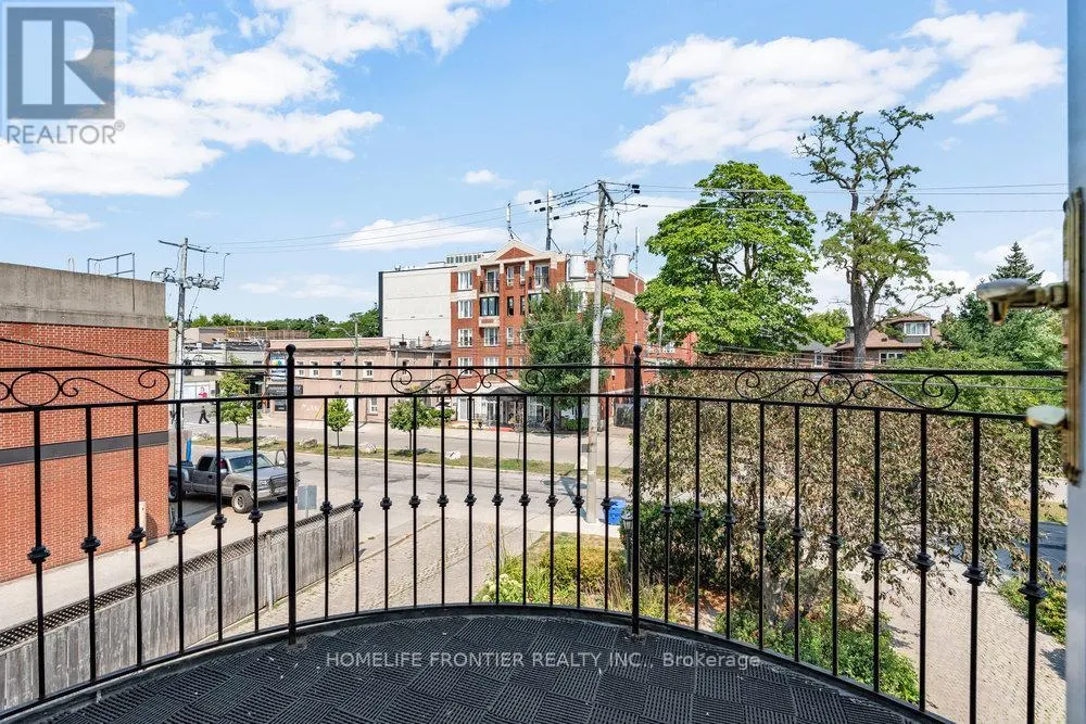 APT 3 - 17 TEDDINGTON PARK AVENUE W