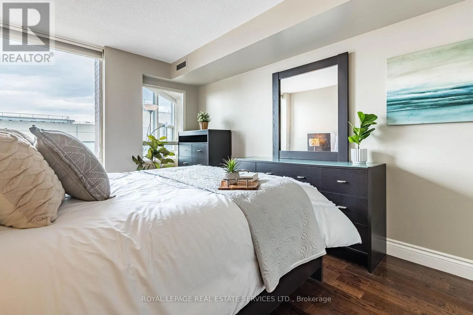 1614 - 705 KING STREET W