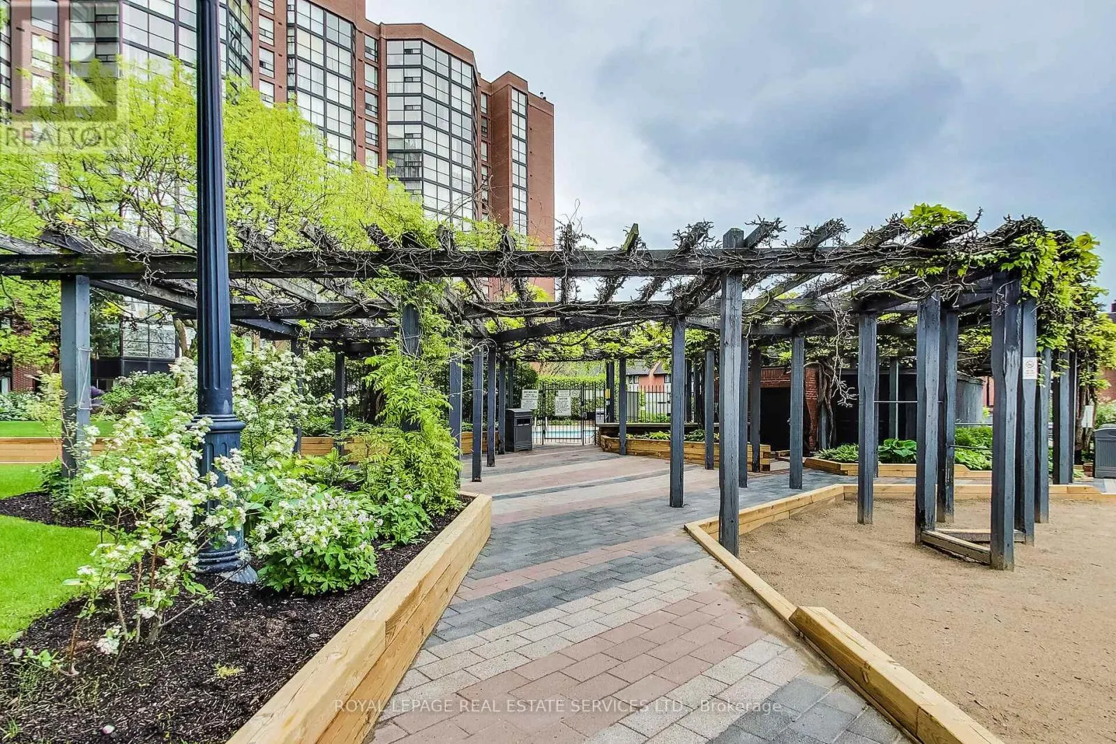 1614 - 705 KING STREET W