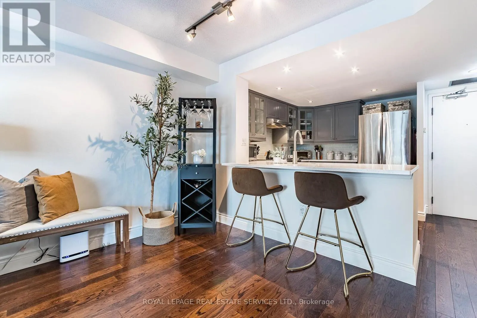 1614 - 705 KING STREET W