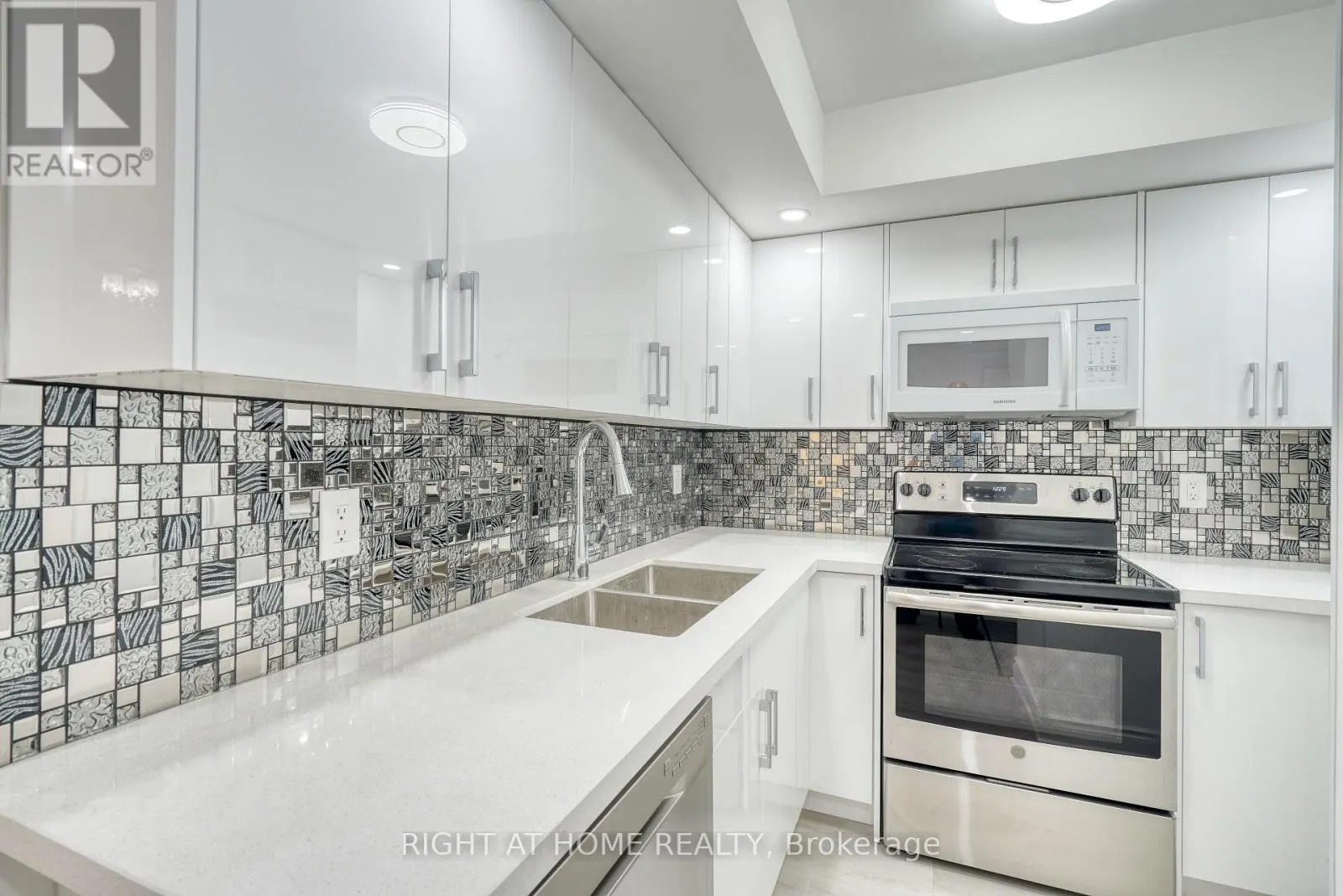715 - 15 NORTHTOWN WAY