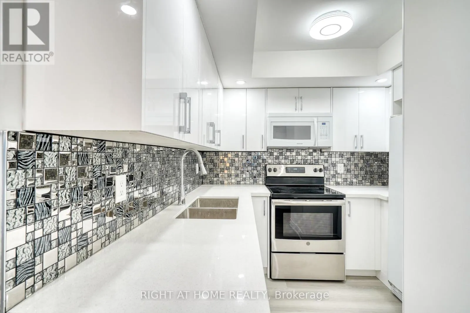 715 - 15 NORTHTOWN WAY