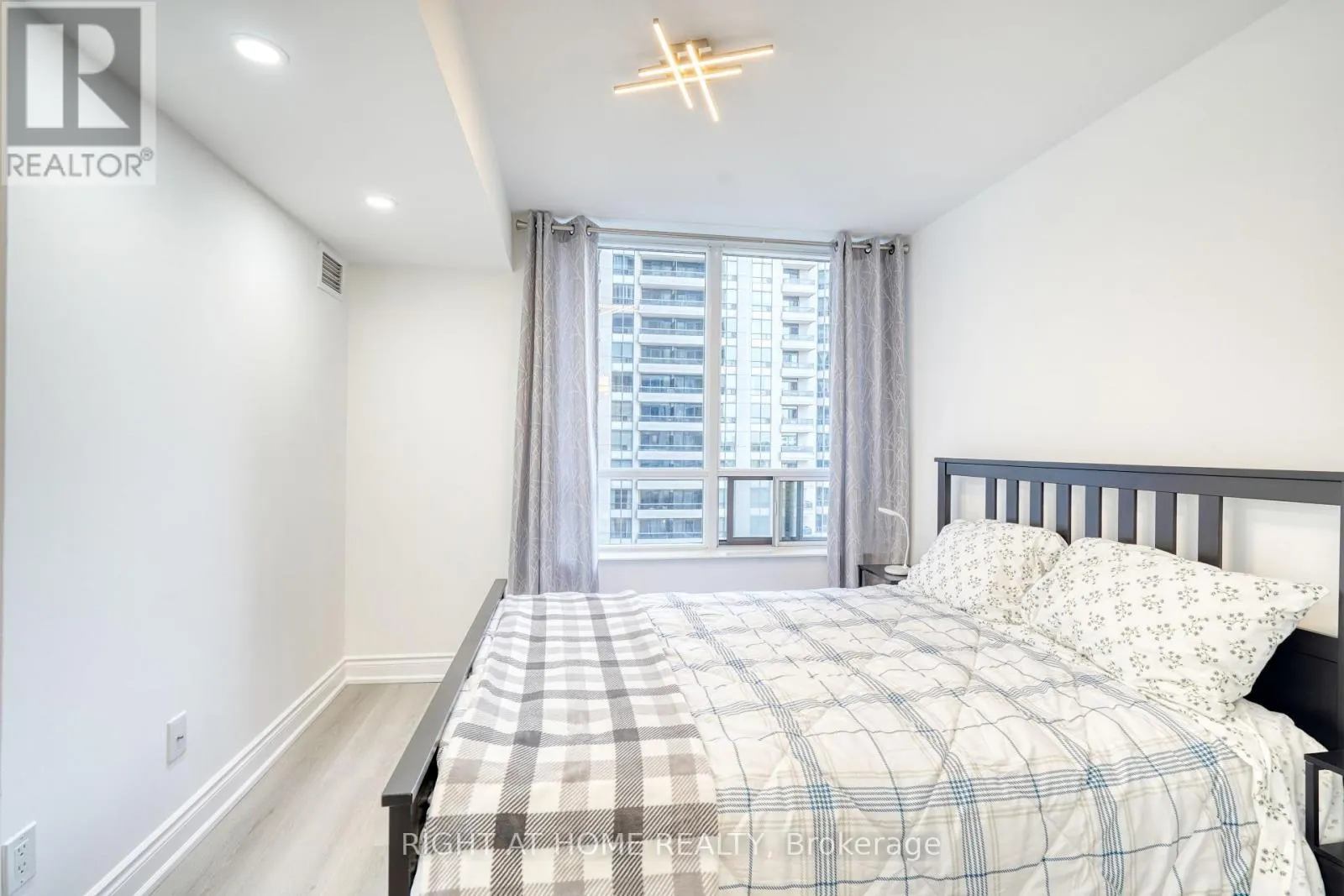 715 - 15 NORTHTOWN WAY
