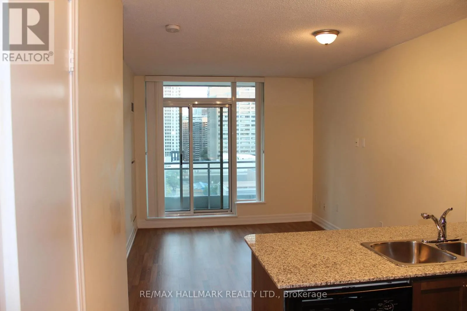 1205 - 8 SCOLLARD STREET
