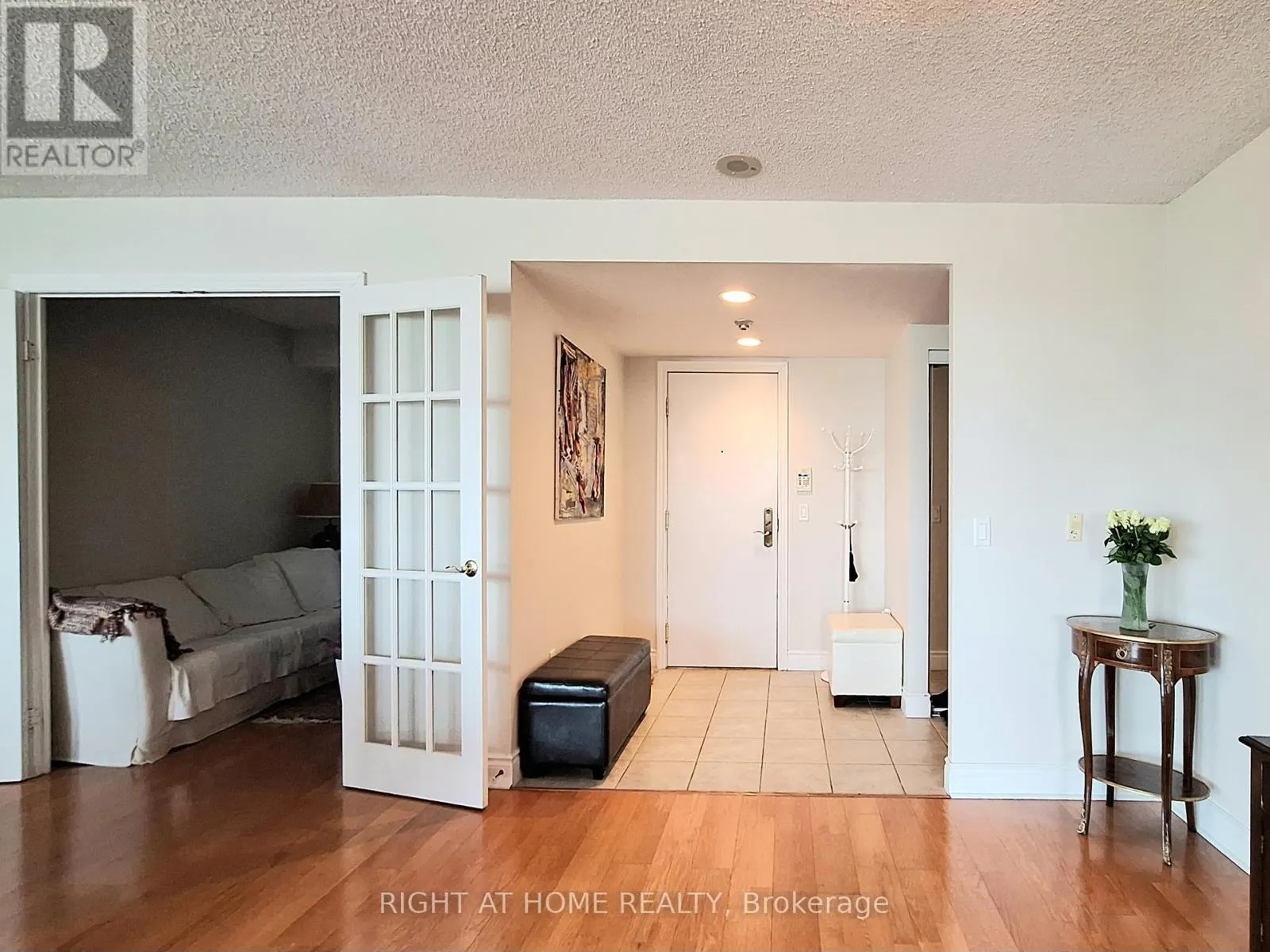 606 - 880 GRANDVIEW WAY