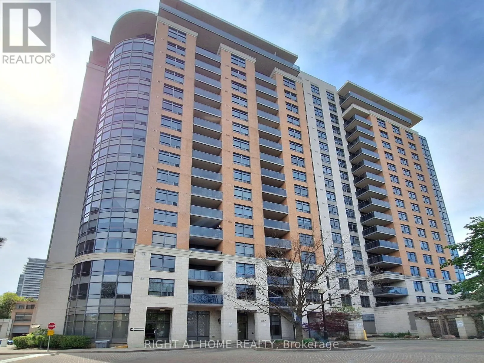 606 - 880 GRANDVIEW WAY