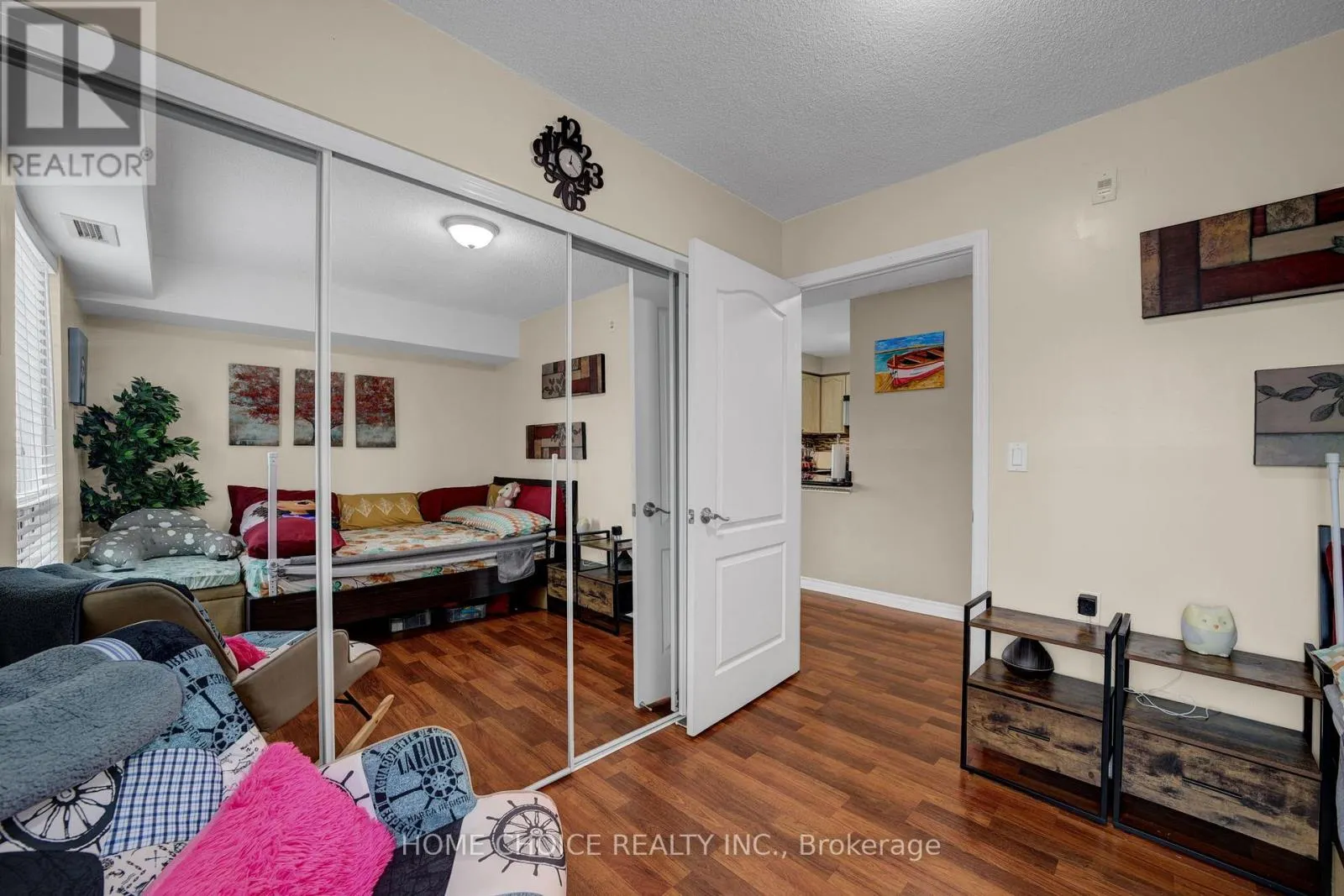 206 - 935 SHEPPARD AVENUE W