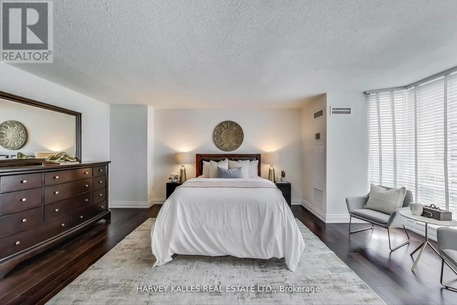 902 - 55 SKYMARK DRIVE
