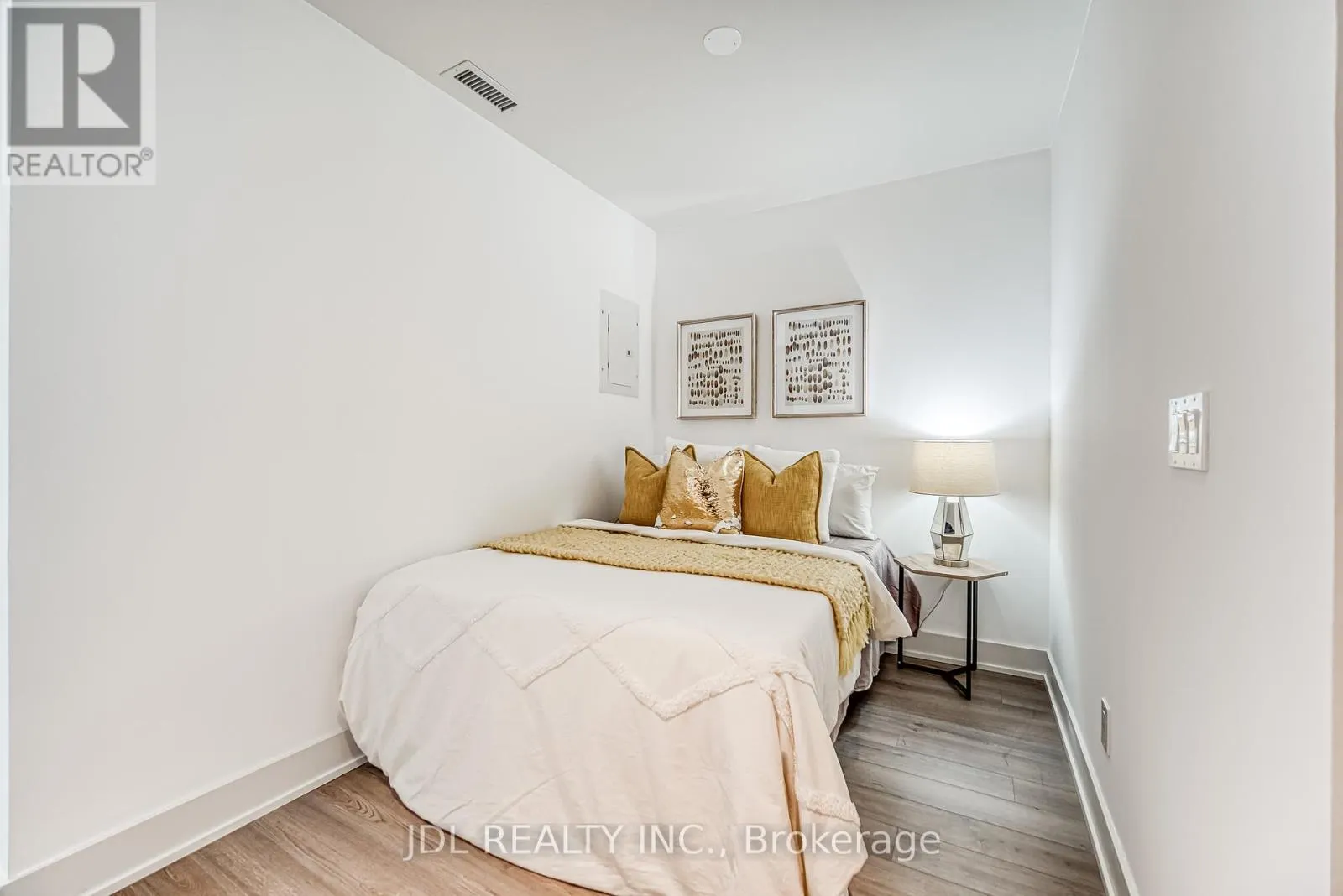 3105 - 8 CUMBERLAND STREET