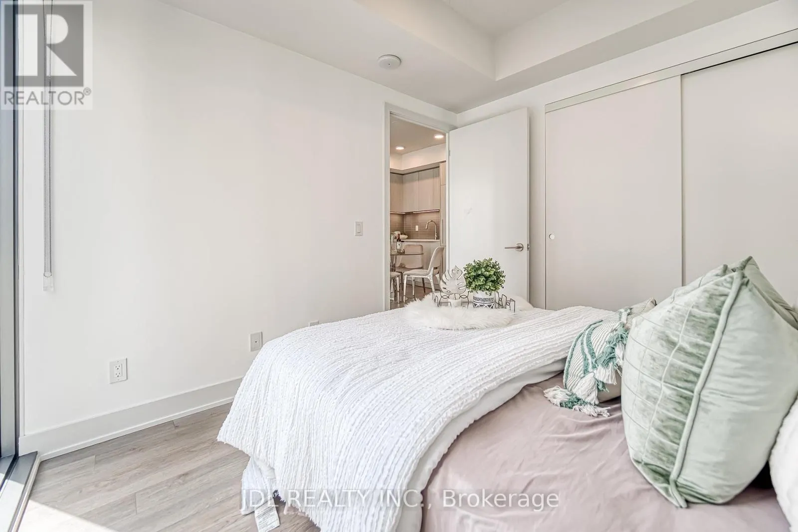 3105 - 8 CUMBERLAND STREET
