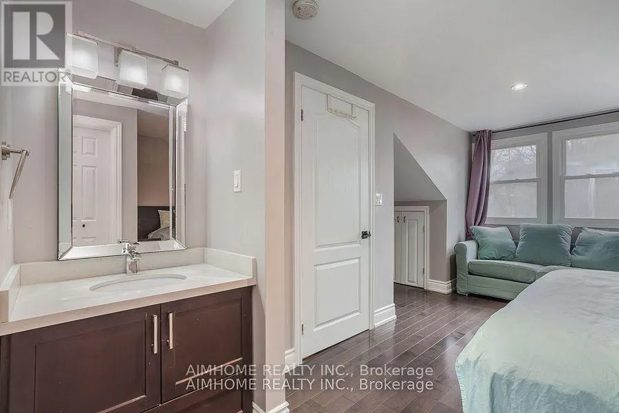 TH#2 - 360 R DUNDAS STREET E