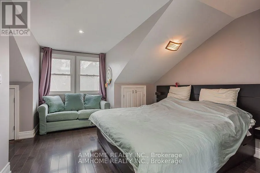 TH#2 - 360 R DUNDAS STREET E