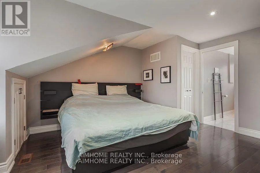 TH#2 - 360 R DUNDAS STREET E