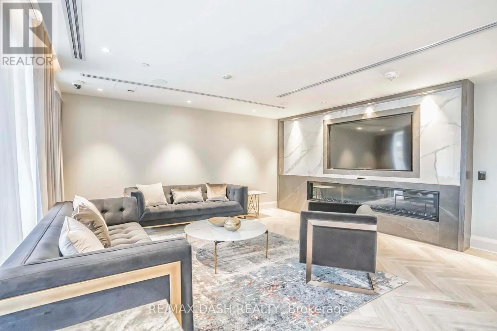 205 - 151 AVENUE ROAD