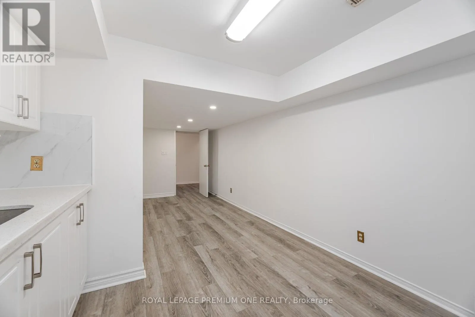 16 REIBER CRESCENT S