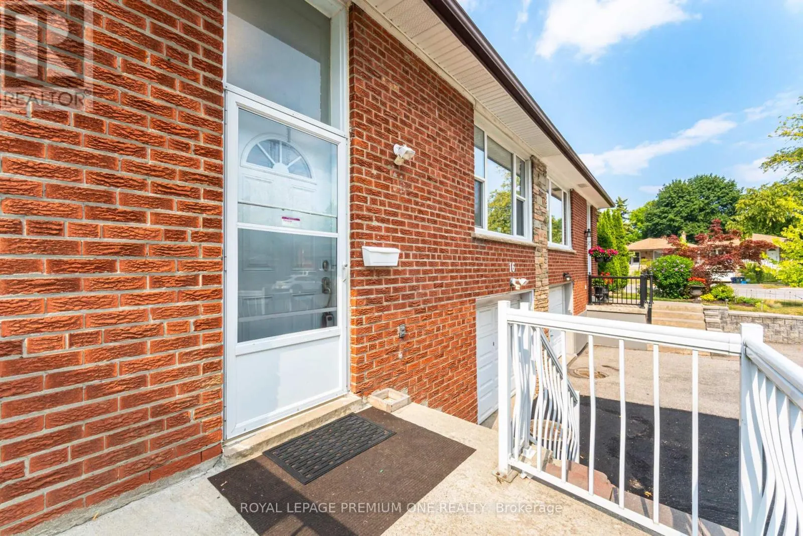 16 REIBER CRESCENT S