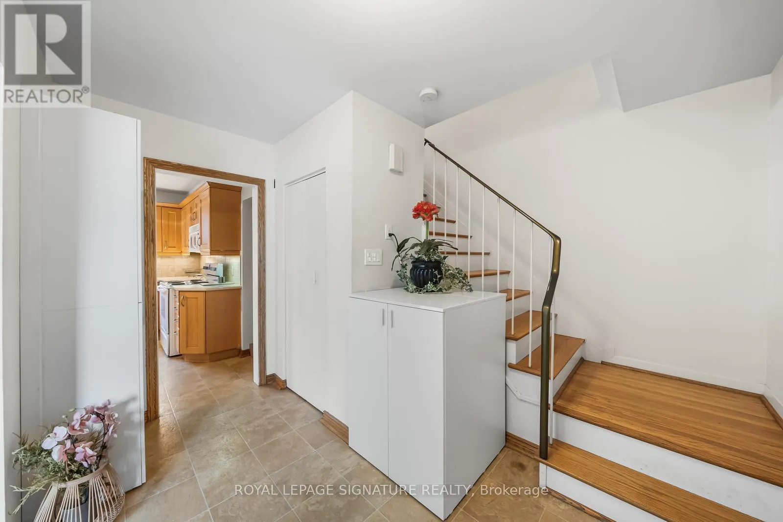 MAIN & UPPER LEVEL - 10 ROCHELLE CRESCENT