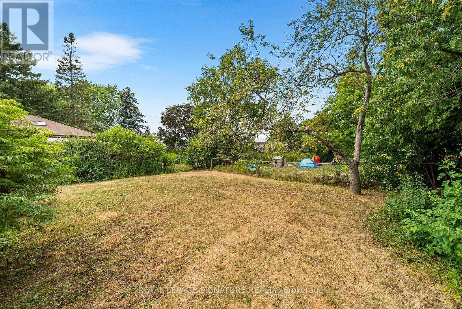 MAIN & UPPER LEVEL - 10 ROCHELLE CRESCENT