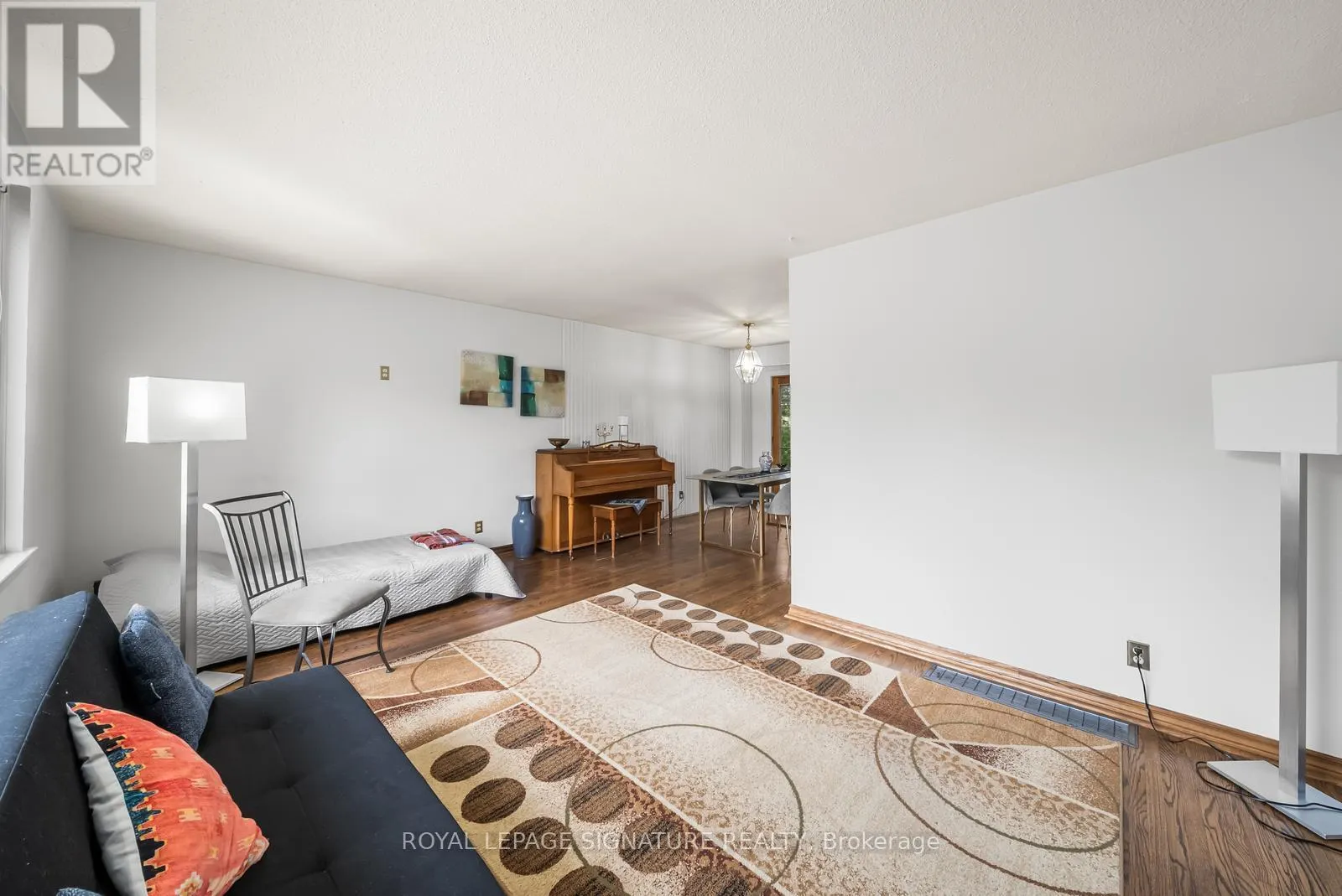 MAIN & UPPER LEVEL - 10 ROCHELLE CRESCENT