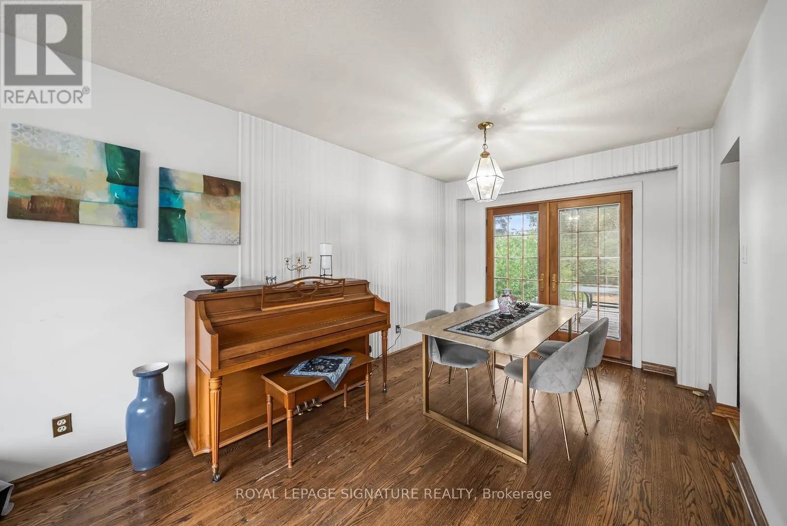 MAIN & UPPER LEVEL - 10 ROCHELLE CRESCENT