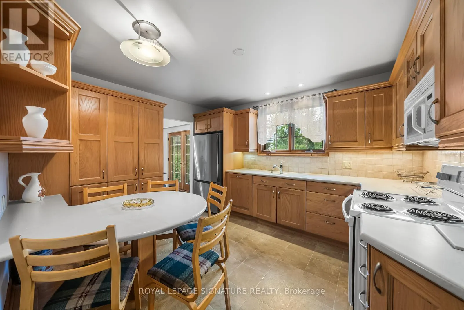 MAIN & UPPER LEVEL - 10 ROCHELLE CRESCENT