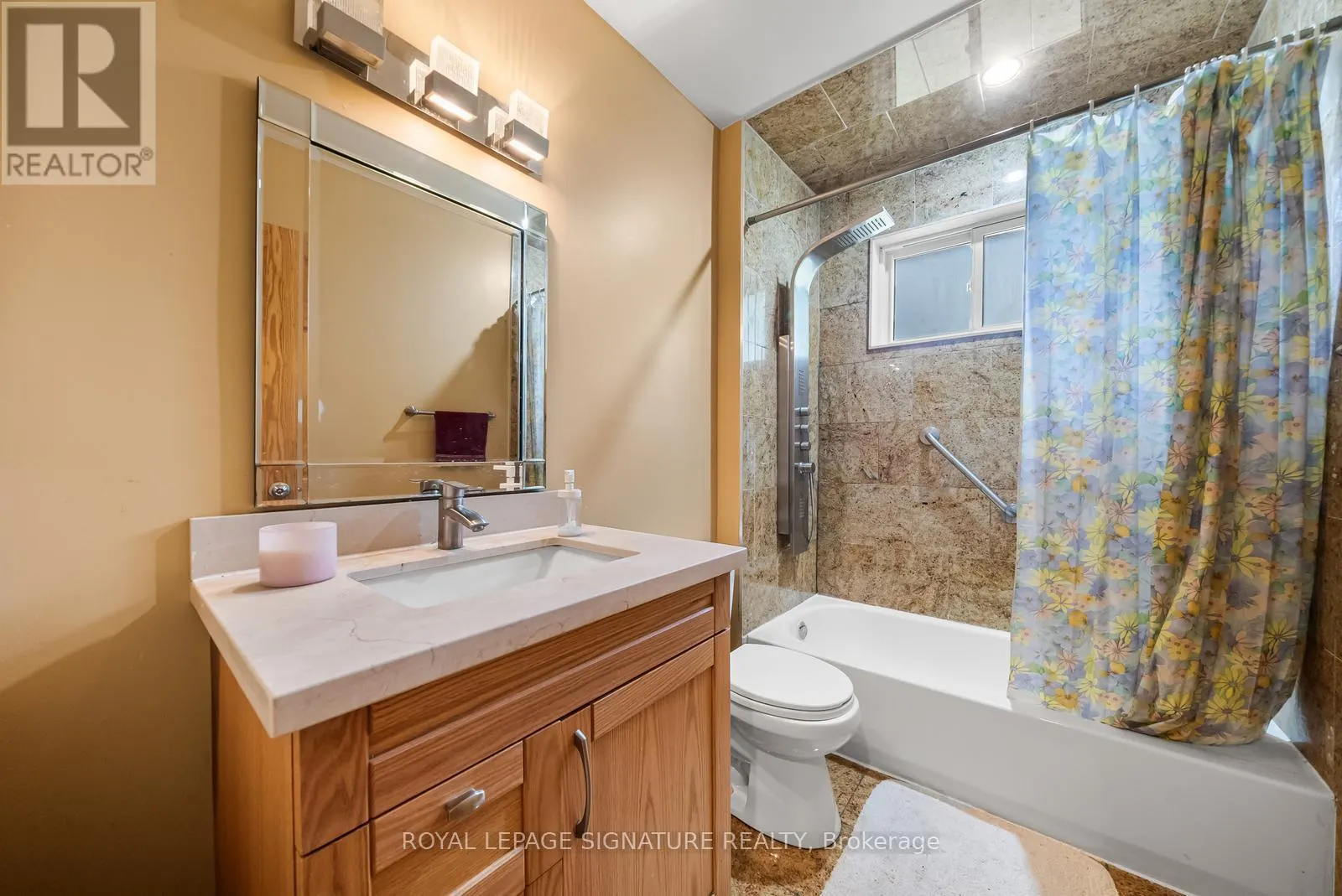 MAIN & UPPER LEVEL - 10 ROCHELLE CRESCENT