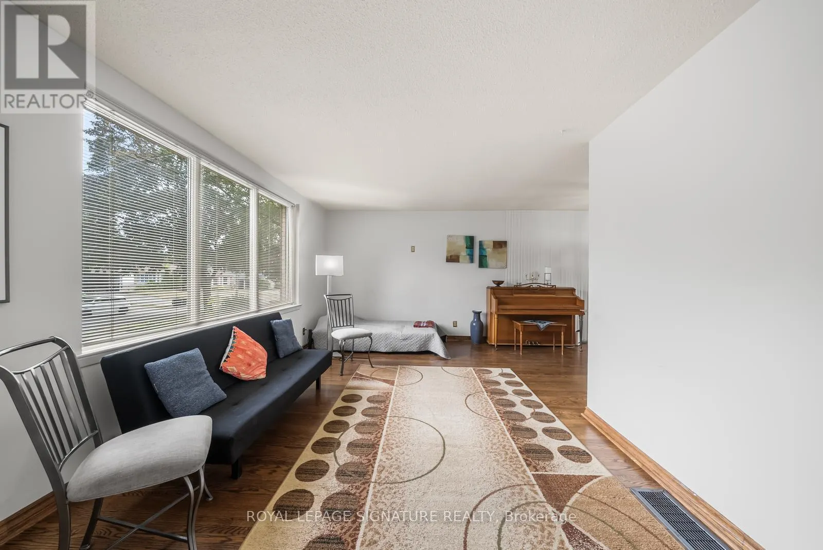 MAIN & UPPER LEVEL - 10 ROCHELLE CRESCENT