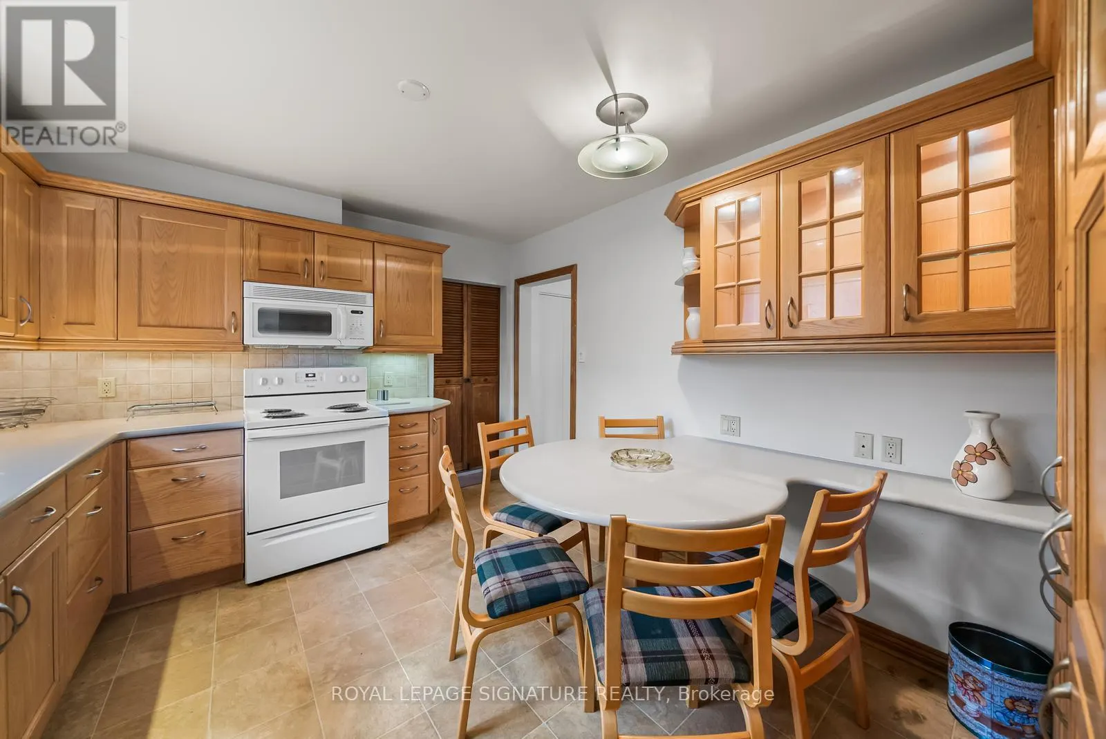 MAIN & UPPER LEVEL - 10 ROCHELLE CRESCENT