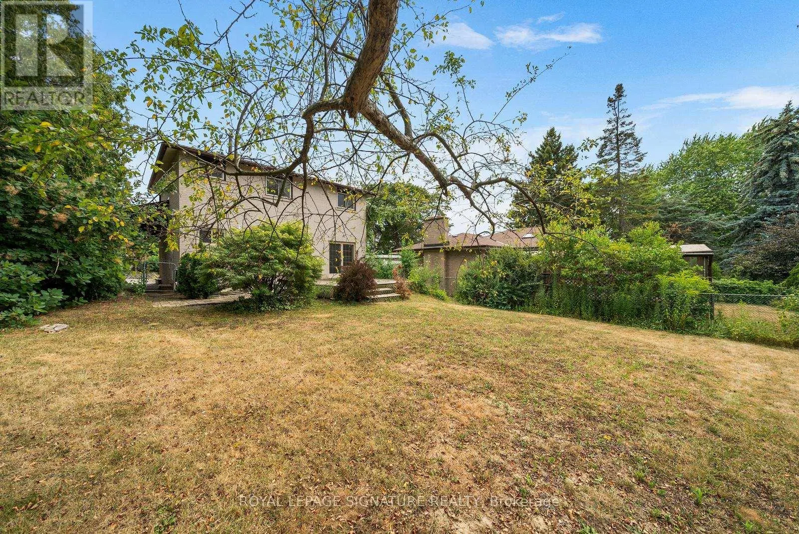 MAIN & UPPER LEVEL - 10 ROCHELLE CRESCENT