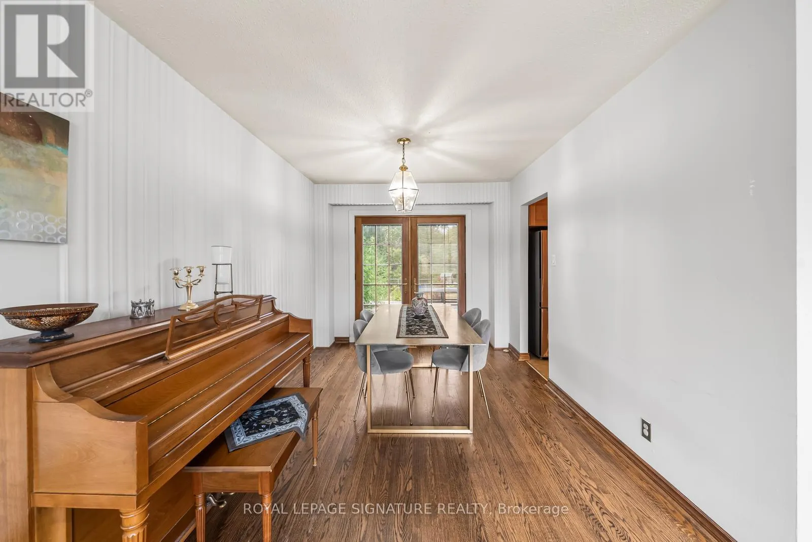 MAIN & UPPER LEVEL - 10 ROCHELLE CRESCENT