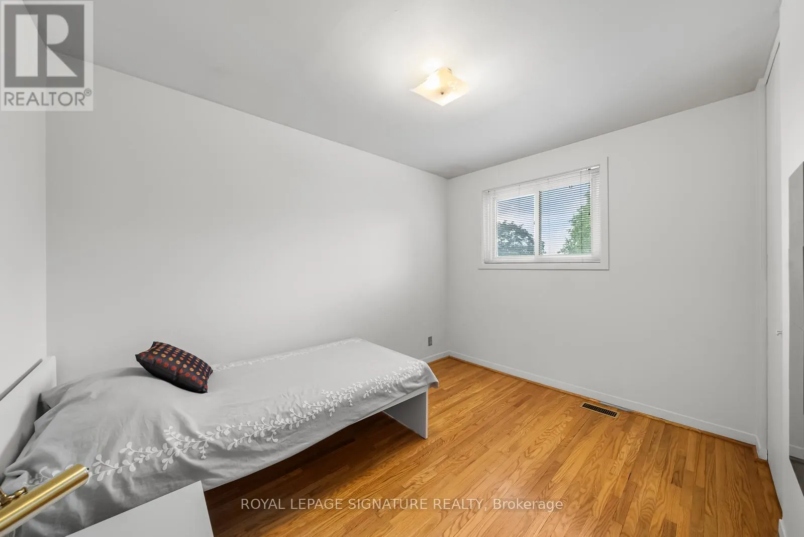 MAIN & UPPER LEVEL - 10 ROCHELLE CRESCENT