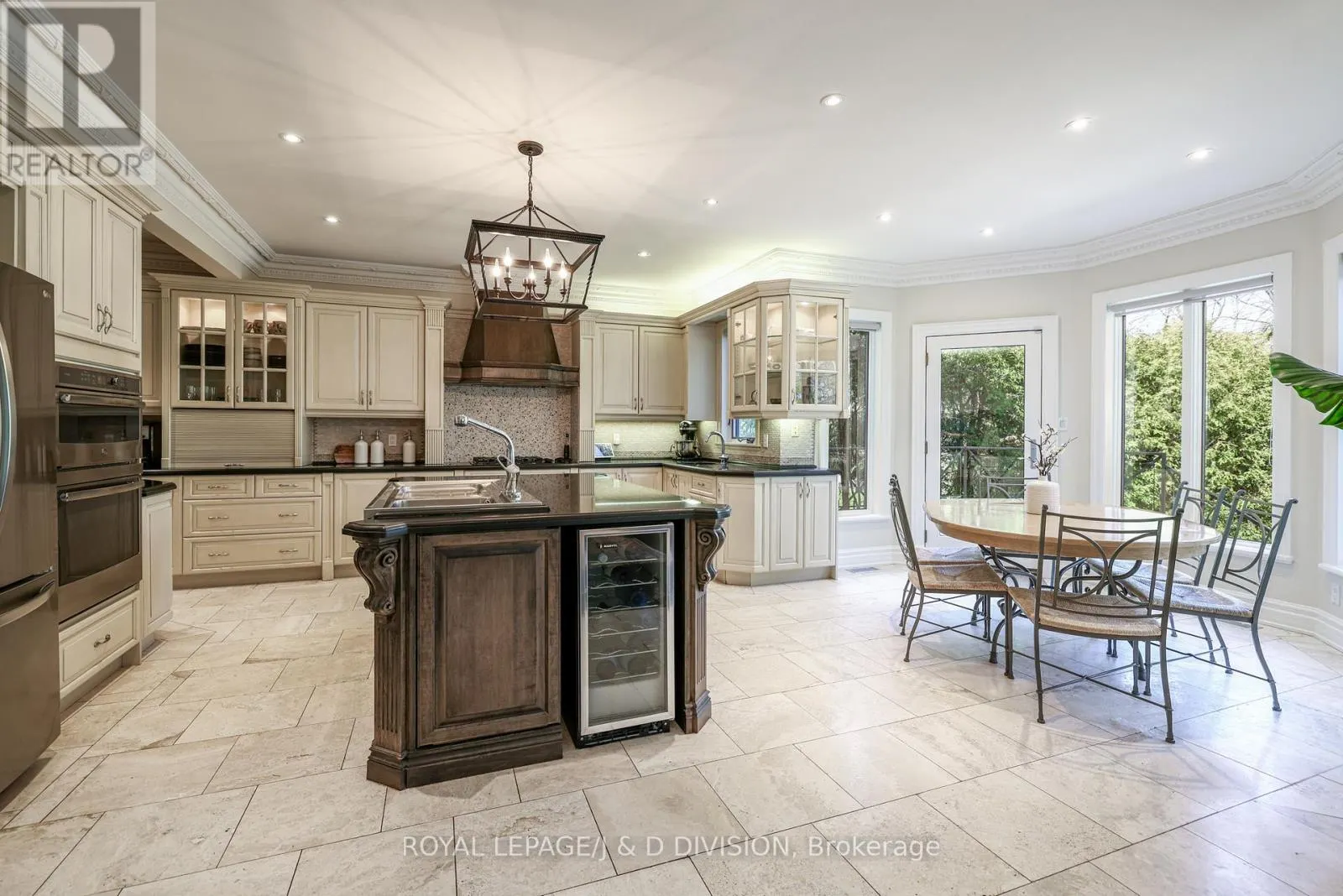 82 MUNRO BOULEVARD