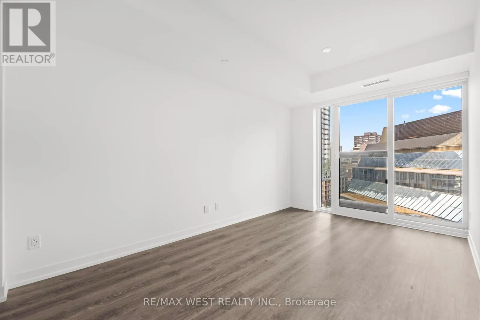 906 - 771 YONGE STREET