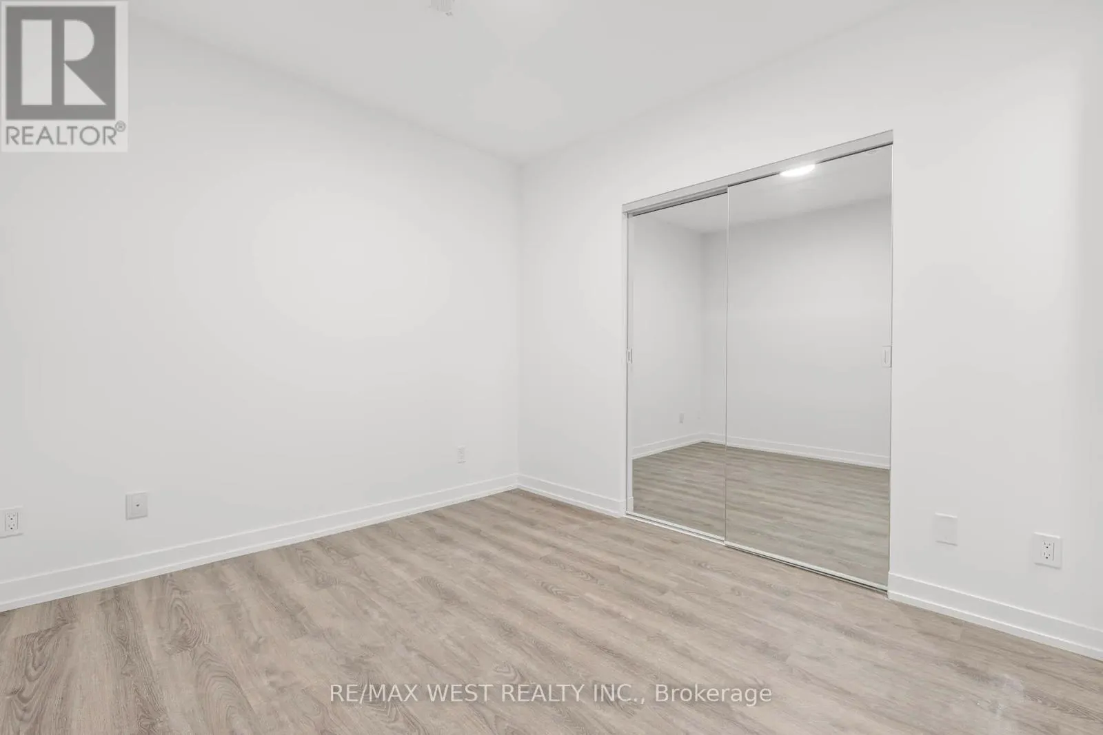 906 - 771 YONGE STREET