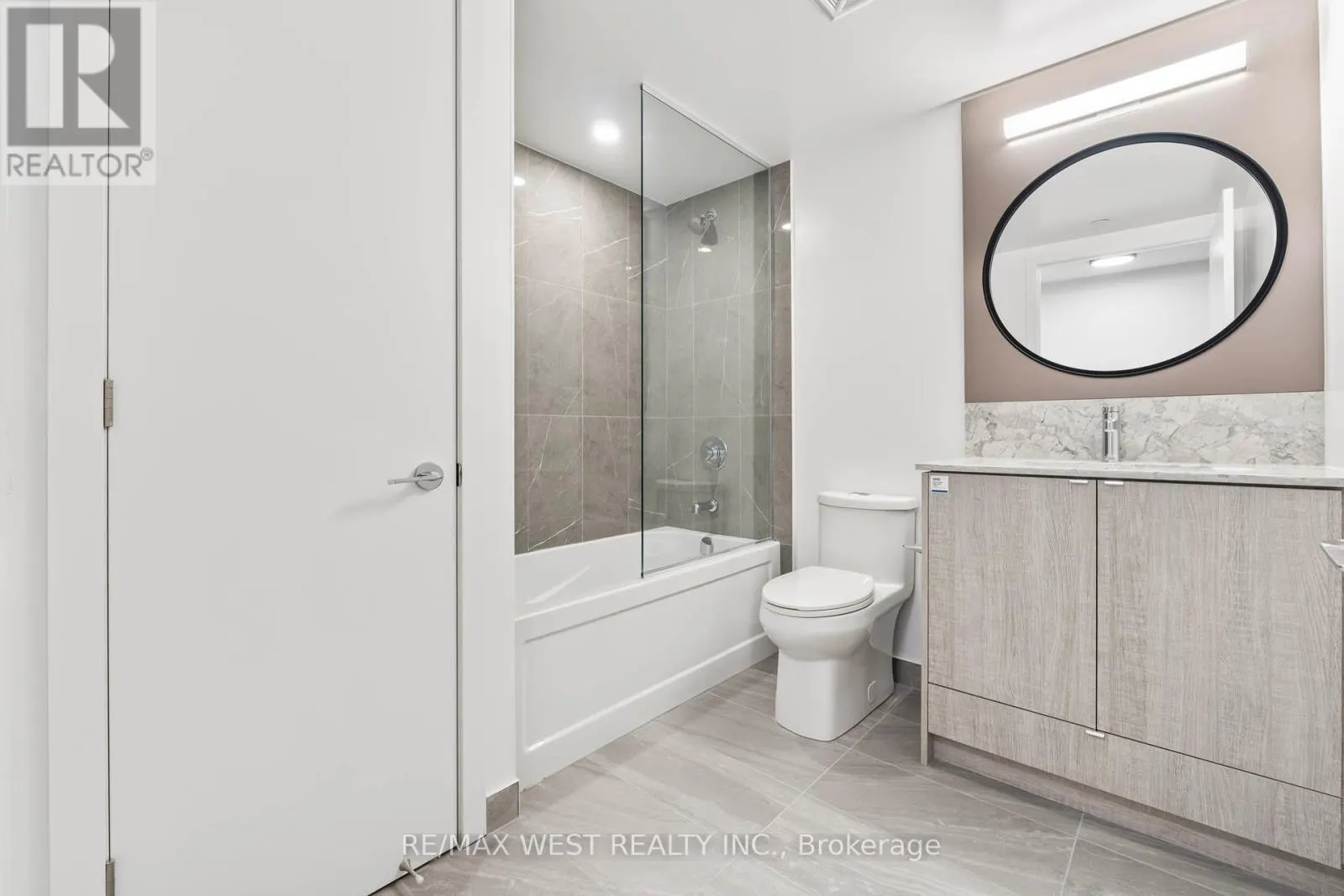 906 - 771 YONGE STREET