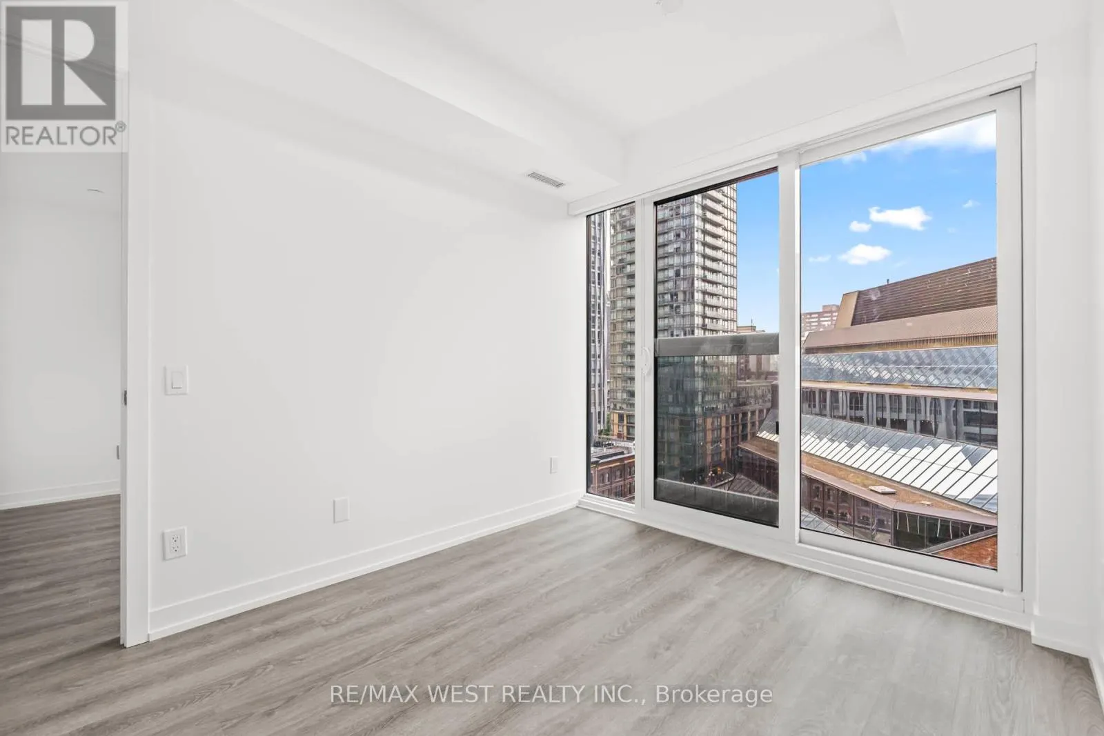 906 - 771 YONGE STREET