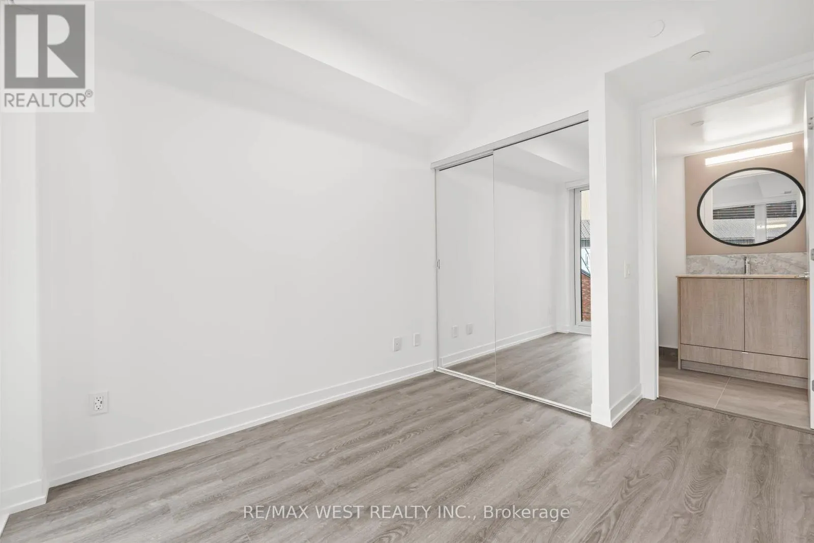 906 - 771 YONGE STREET