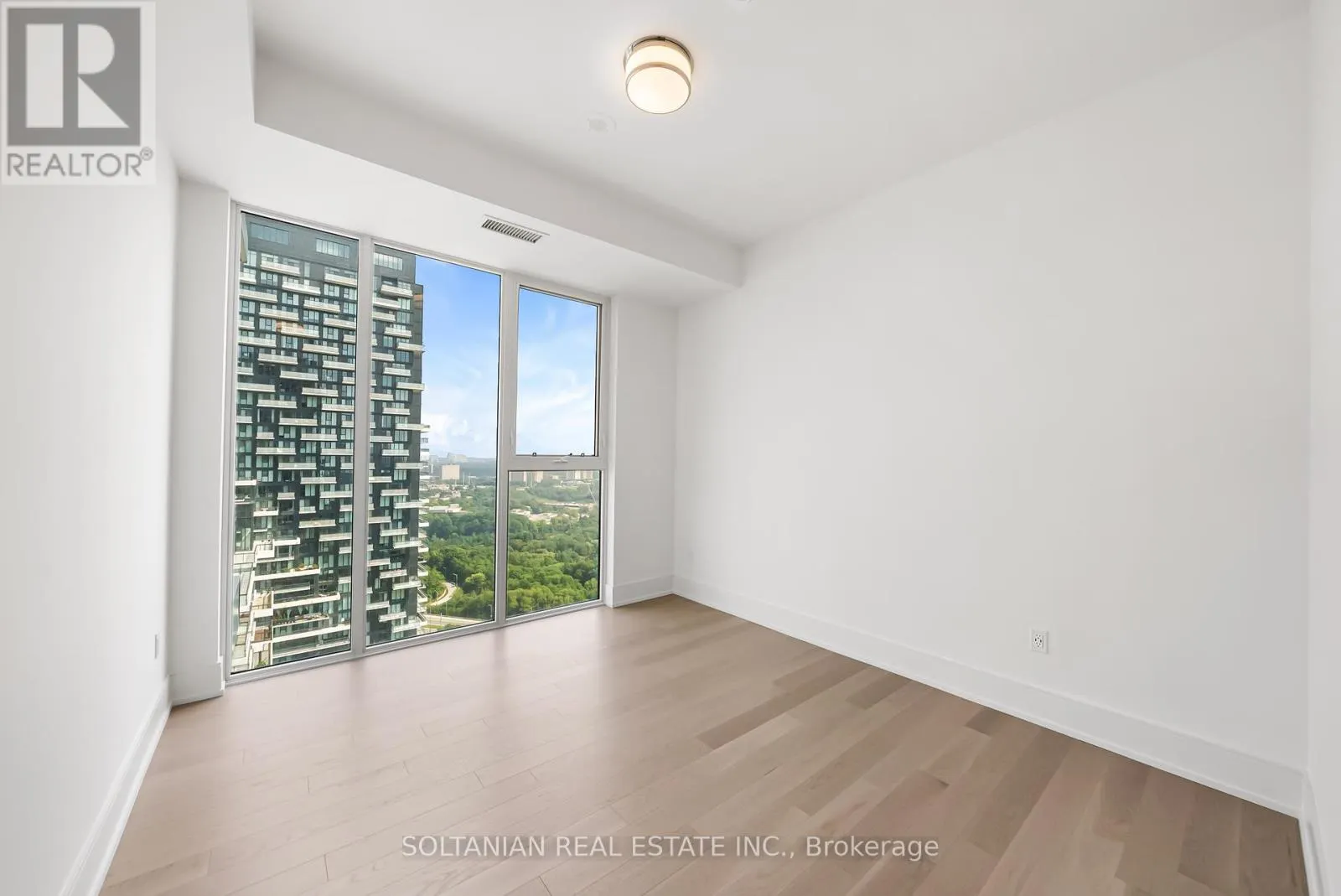 3204 - 10 INN ON THE PARK DRIVE