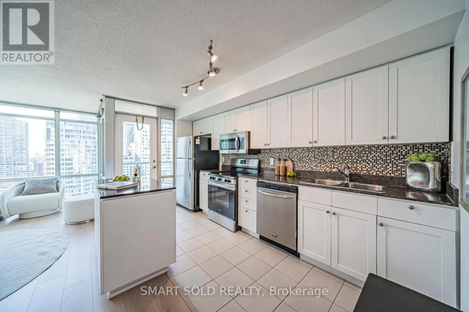 2710 - 81 NAVY WHARF COURT