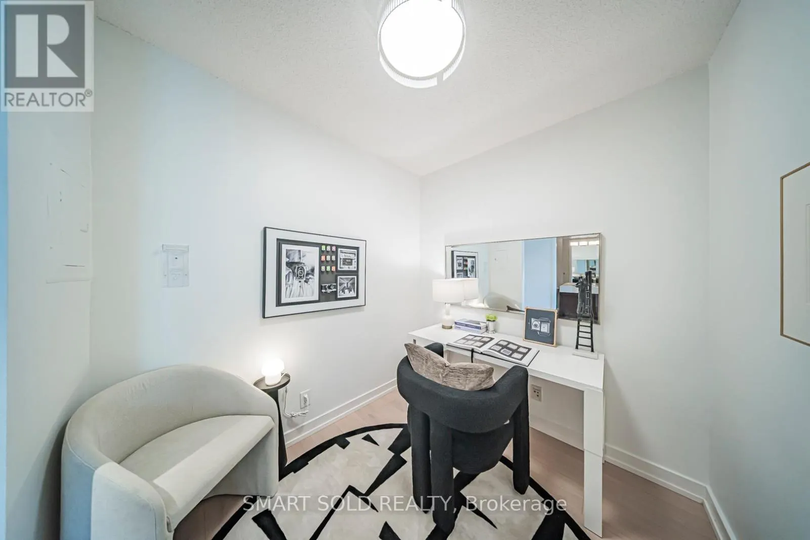 2710 - 81 NAVY WHARF COURT