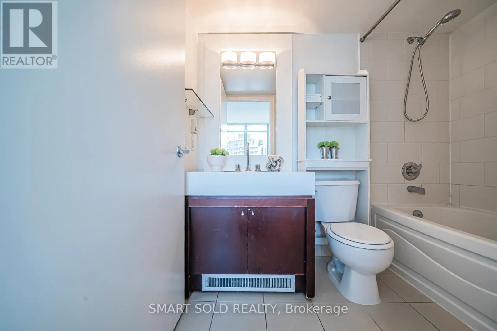 2710 - 81 NAVY WHARF COURT