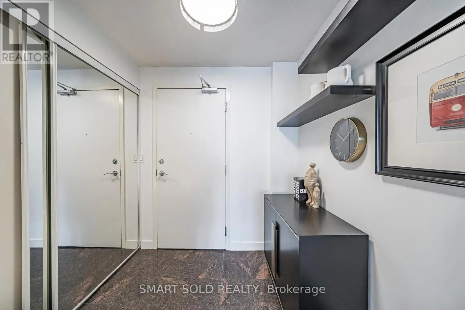 2710 - 81 NAVY WHARF COURT