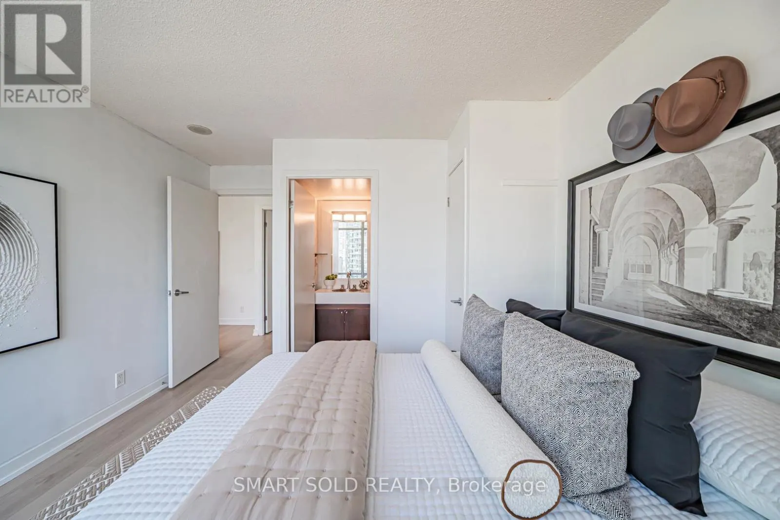 2710 - 81 NAVY WHARF COURT